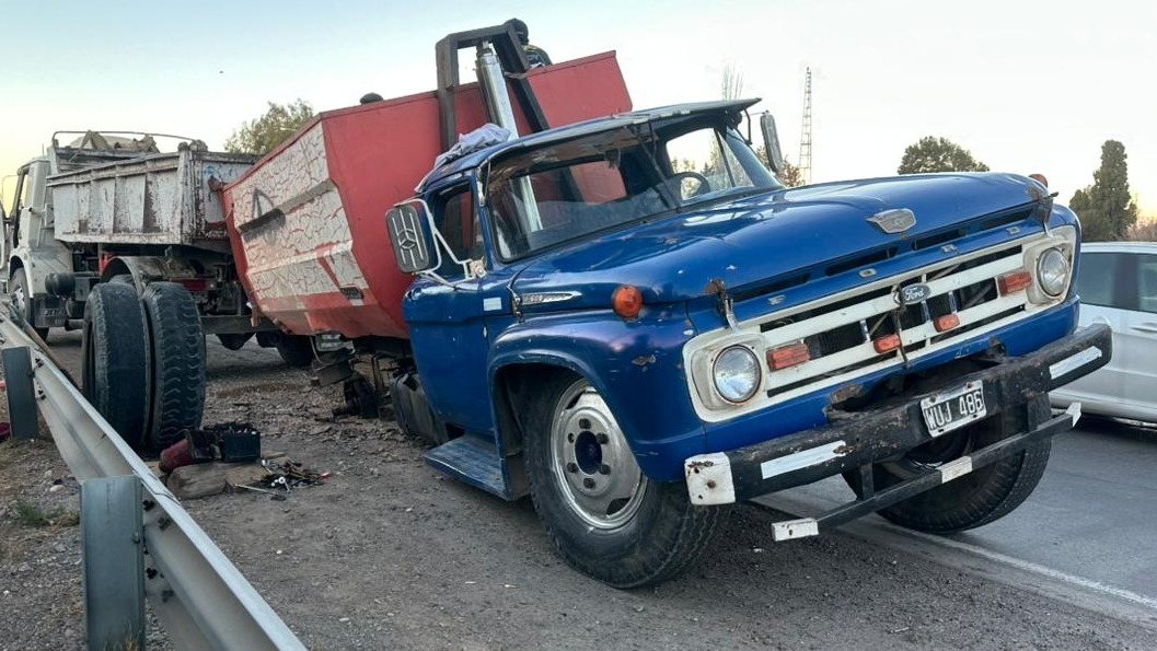 Un camión con arena perdió las ruedas en plena Circunvalación