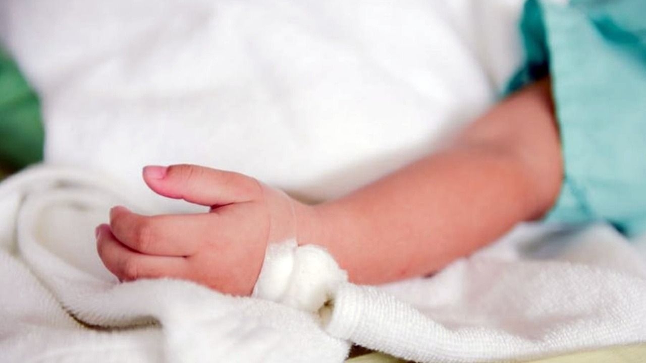 Un nene de 6 años fue atropellado tras correr hacia la calle y permanece internado