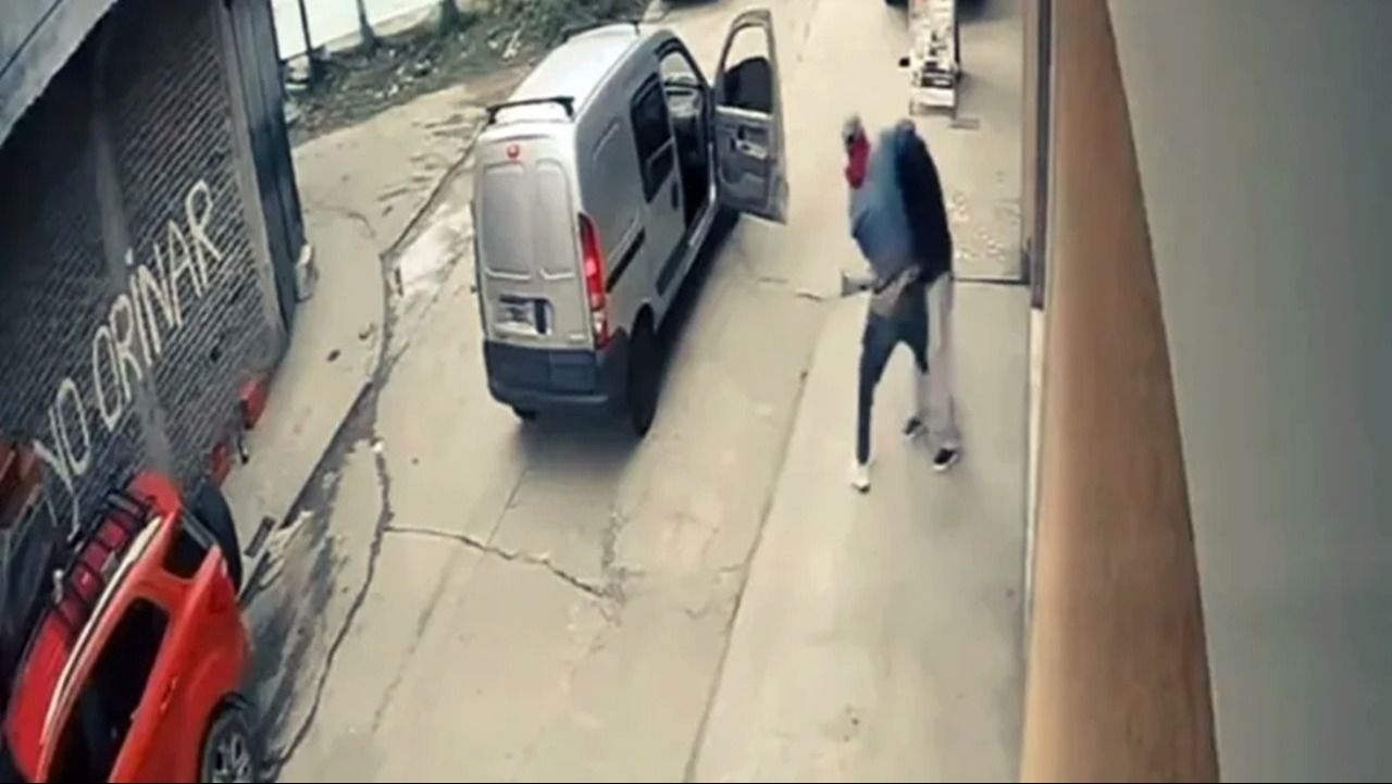 Intentaron arrastrarla a una camioneta y raptarla pero logró escapar tras un forcejeo