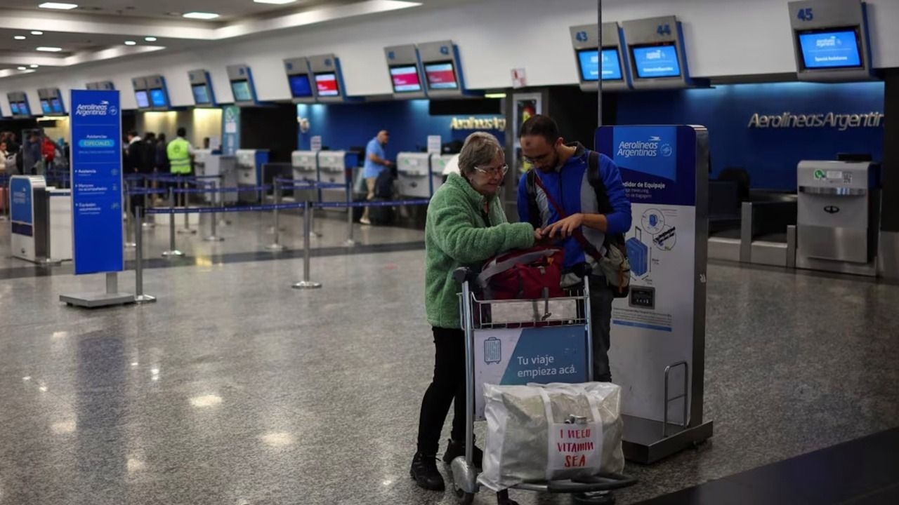 Viajar en avión será más caro tras una fuerte suba del 500% de tasas aeroportuarias