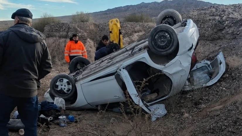 Una mujer fue hospitalizada tras volcar con su camioneta en Ullum