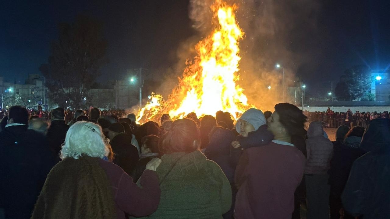 Cientos de fieles dejaron sus peticiones en la Fogata de San Juan Bautista