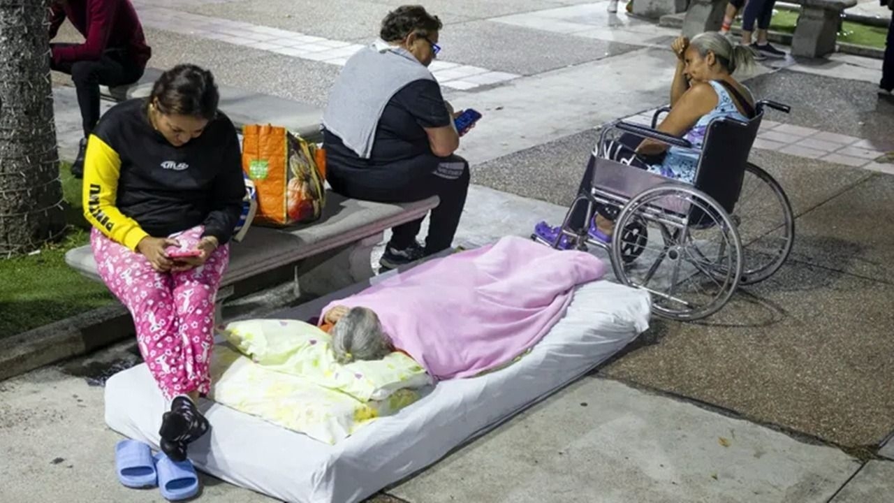 Miles de venezolanos pasaron la noche en las calles por temor a réplicas
