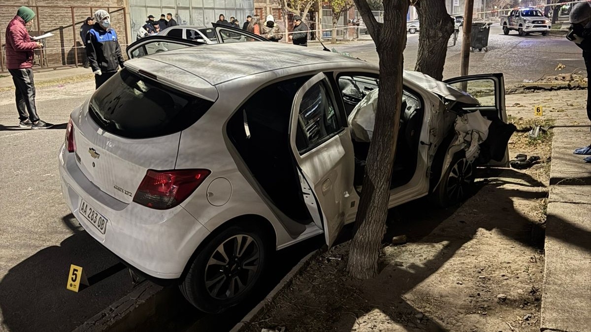 El choque fatal de Capital lo protagonizó una familia, la mujer está grave