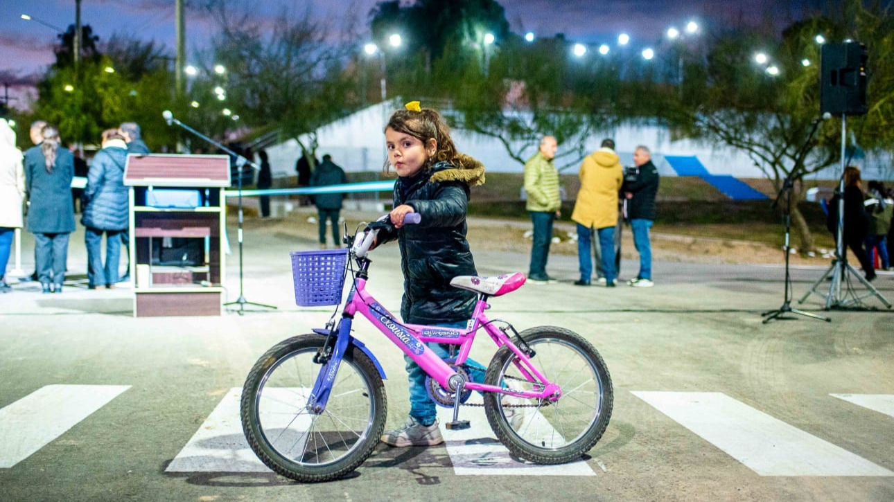 Miodowsky inauguró la pavimentación del barrio Conjunto 8 con fondos municipales