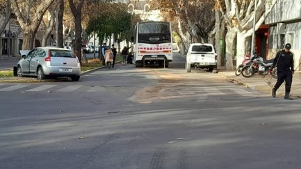 Un auto y un colectivo chocaron en una esquina del centro capitalino