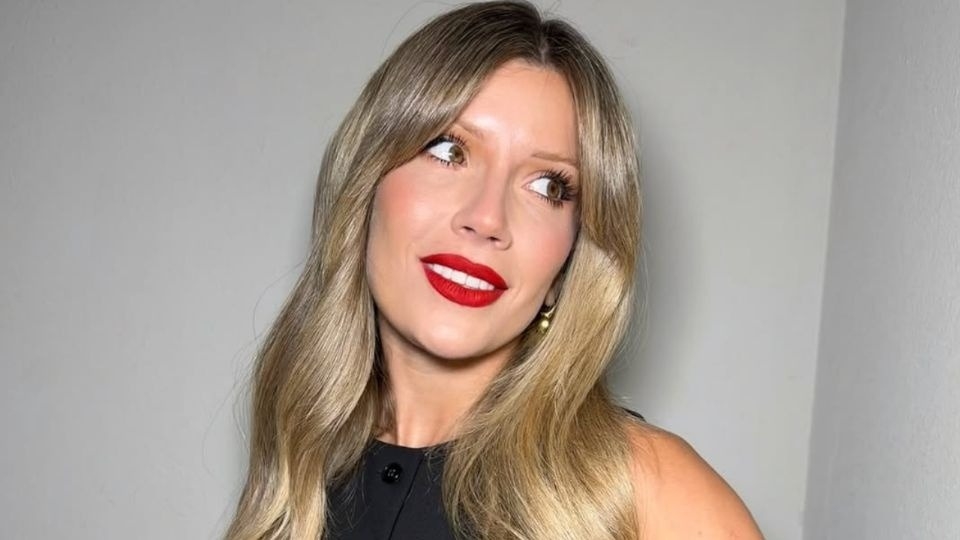 Laurita Fernández impone el pañuelo en la cabeza desde Francia