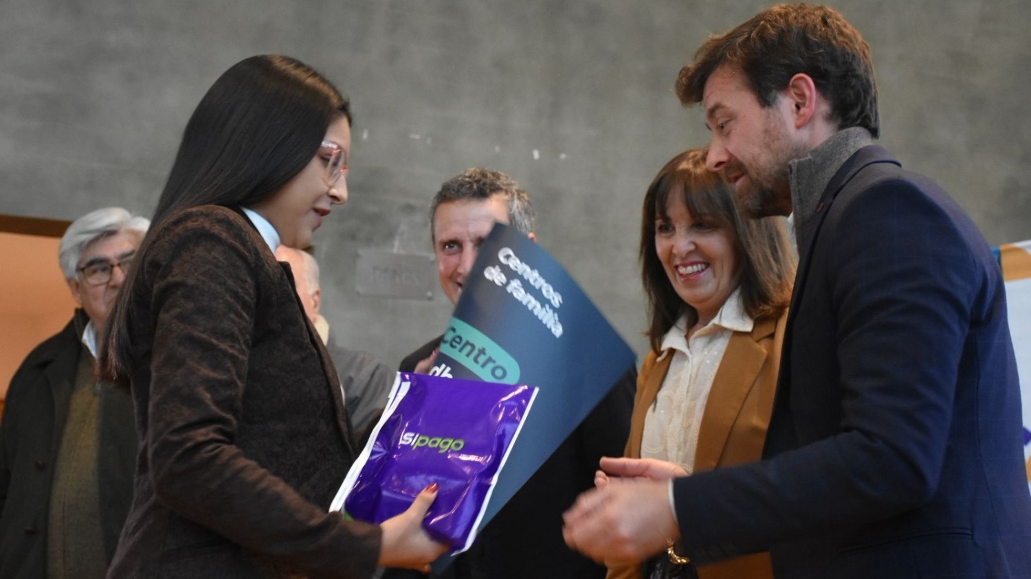Instituciones ya pueden cobran los vouchers del programa Centro de Familia