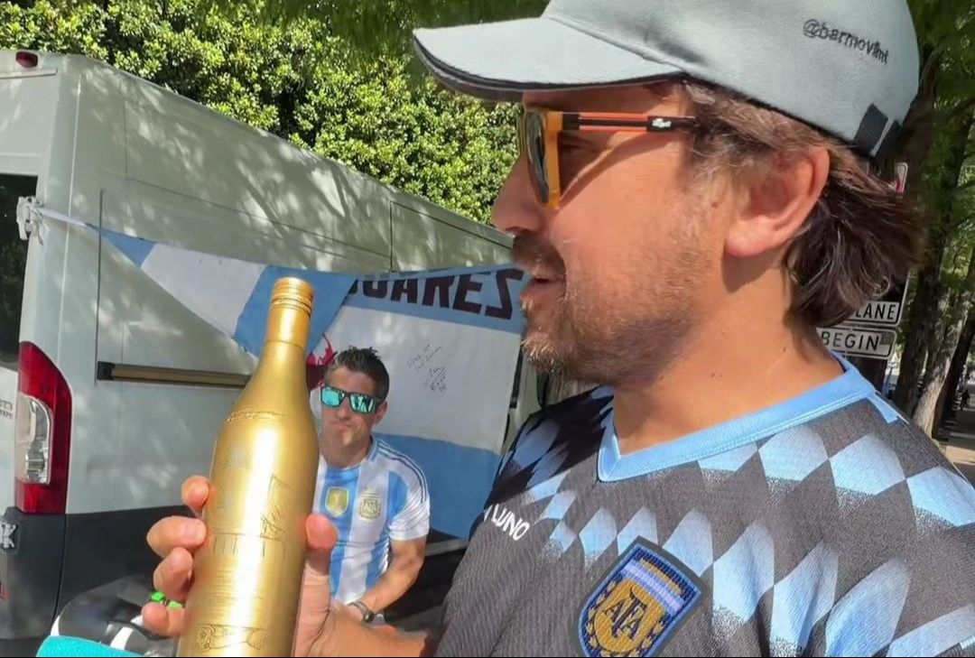 La historia de emprendedores argentinos dispuestos a todo para ver jugar a Messi en el Mundial