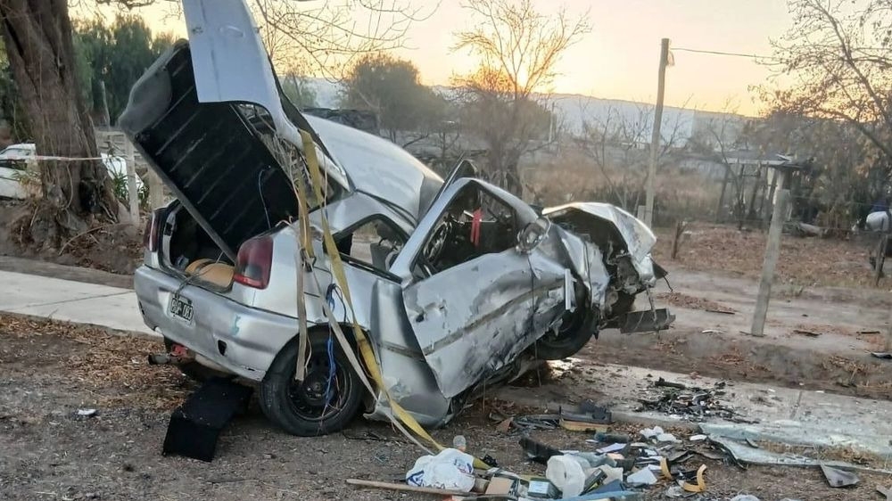 Cinco jóvenes volcaron en un auto y fueron trasladados a Urgencias