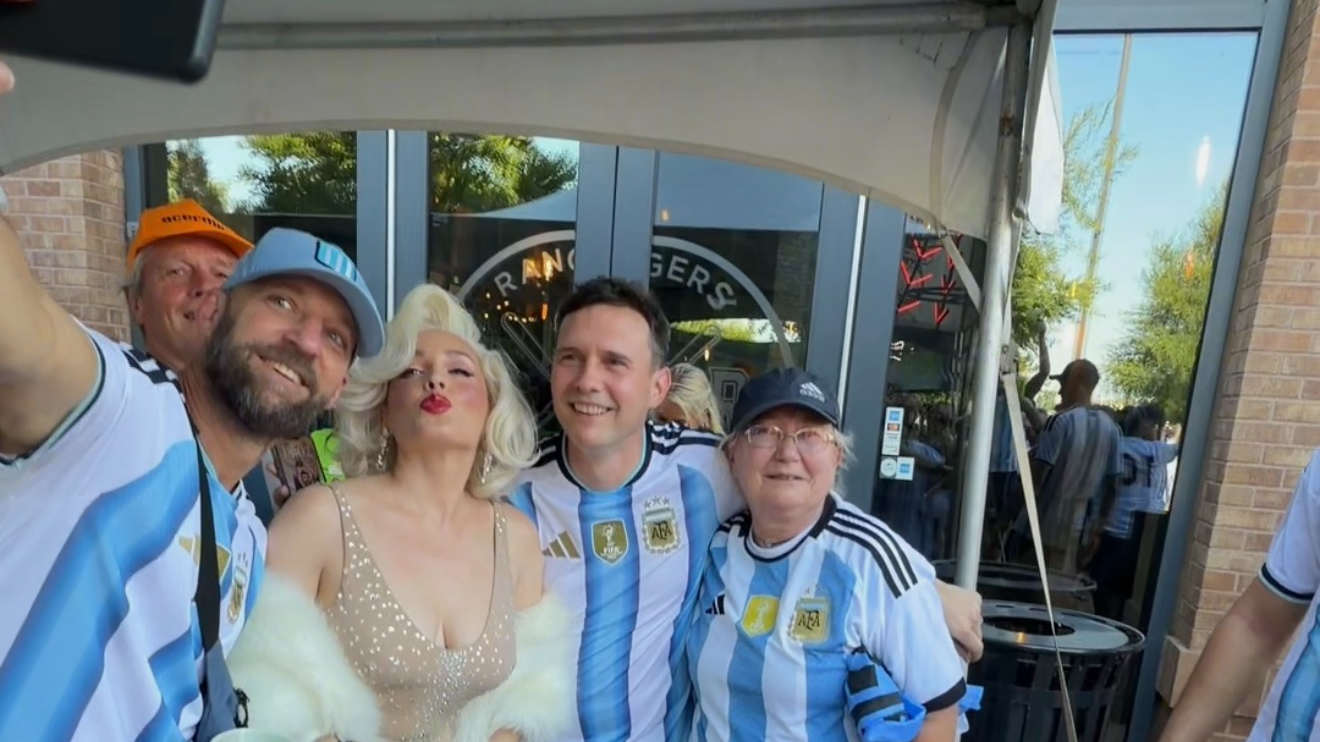 Hinchas argentinos coparon bares en la previa del partido ante Jordania