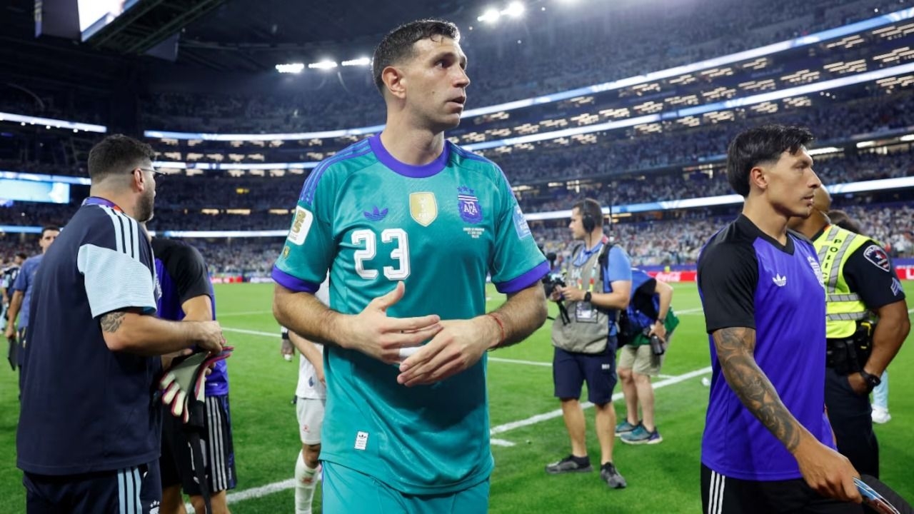 Dibu Martínez reveló que temió salir por una lesión ante Jordania
