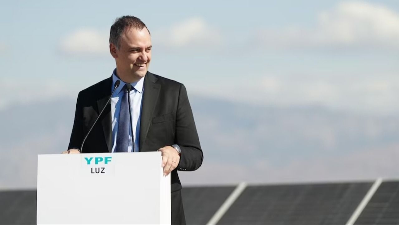 Adorni también renunciará a su cargo en el directorio de YPF