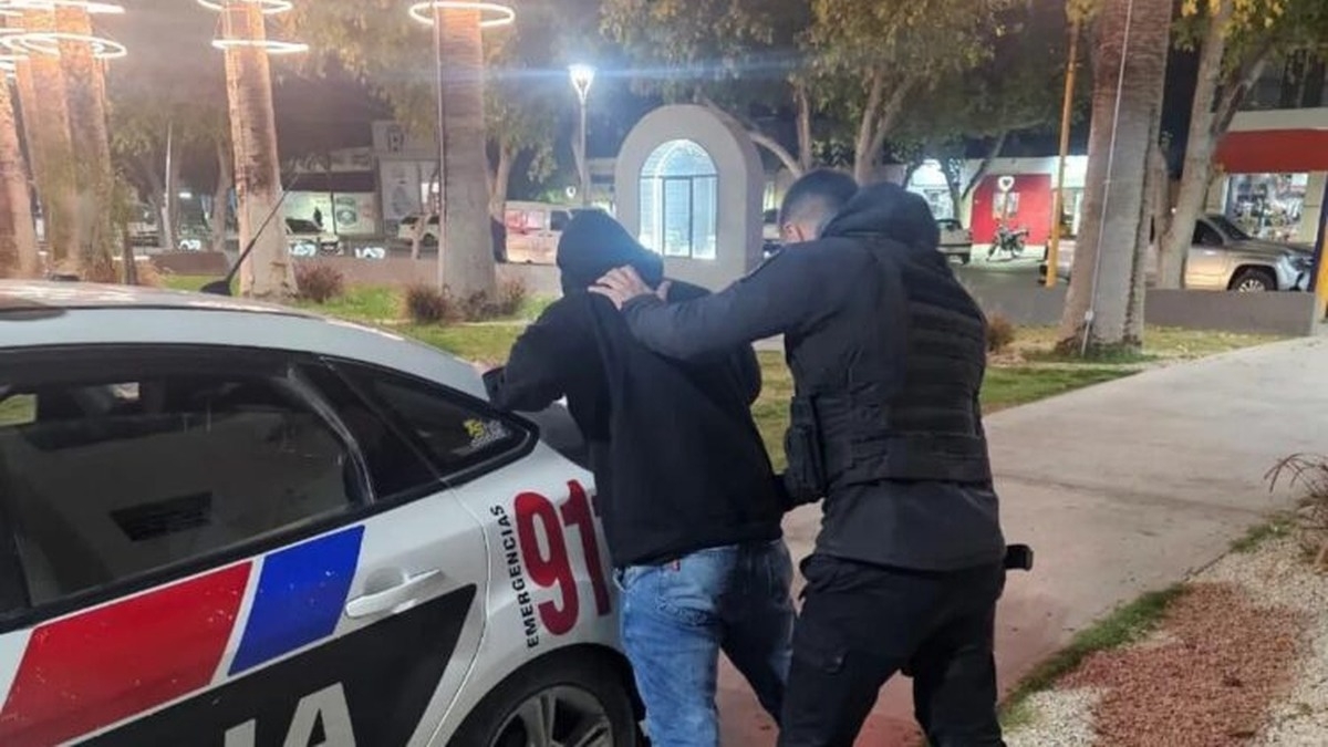 Chocó en su moto, se dio a la fuga, lo detuvieron y le encontraron droga