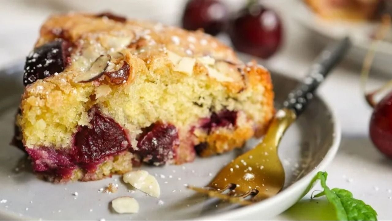 Budín de frutos rojos súper húmedo, la receta casera más esponjosa