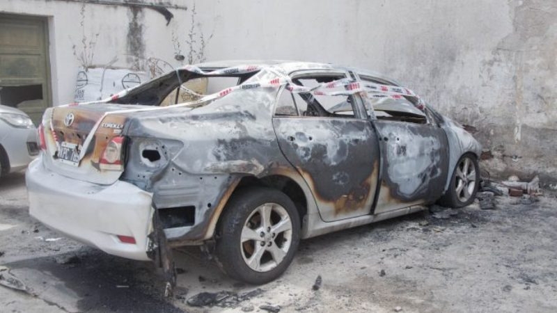 Mientras dormía, le prendieron fuego a su auto en Rivadavia