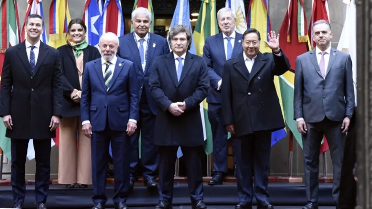 Milei llega a la cumbre del Mercosur en medio de tensiones con Brasil