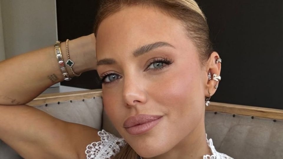 Evangelina Anderson luce la manicura francesa que es furor