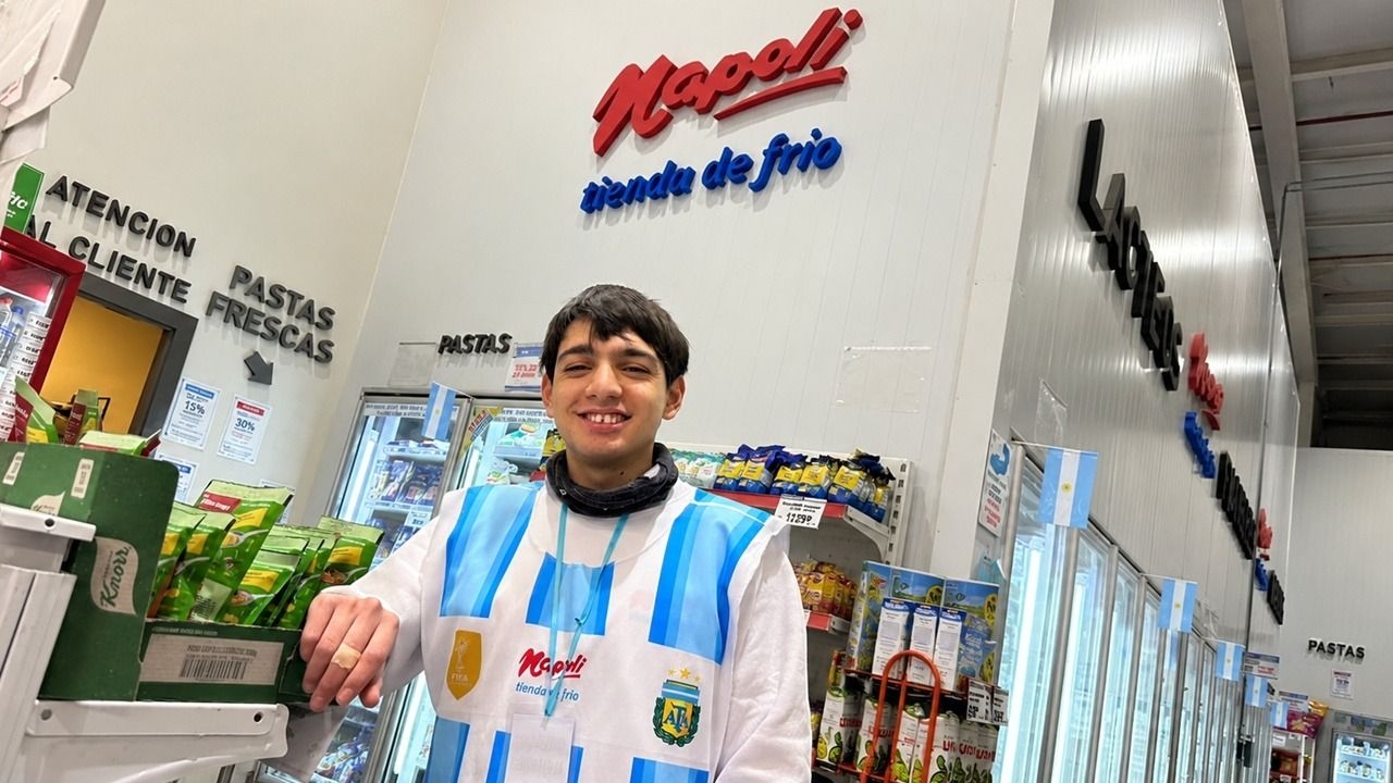 Tiene 21 años, hipoacusia y llegó al empleo formal por un programa