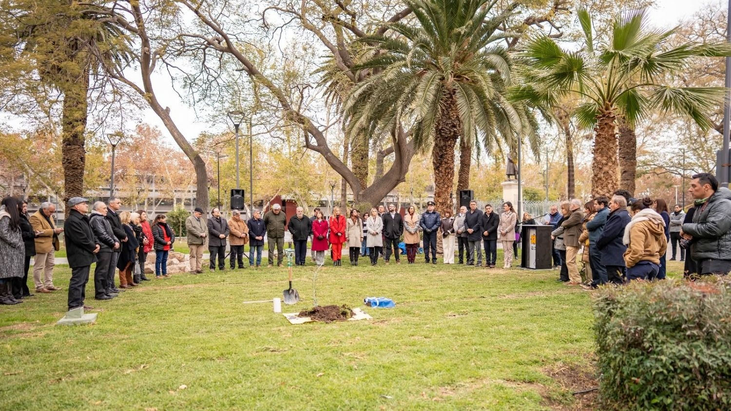 Autoridades provinciales, municipales y representantes de distintos credos participaron de la plantación.