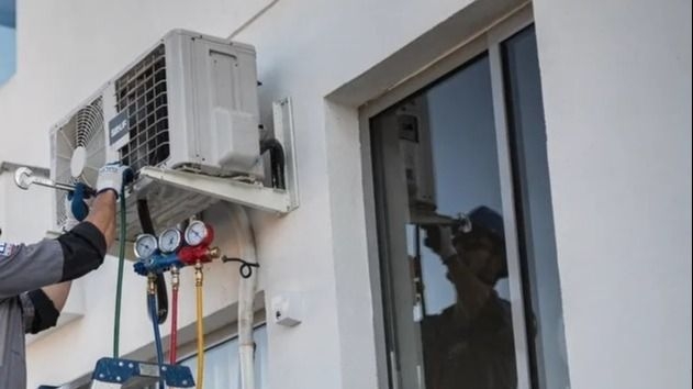 Cayó de una escalera al arreglar un aire y murió días después