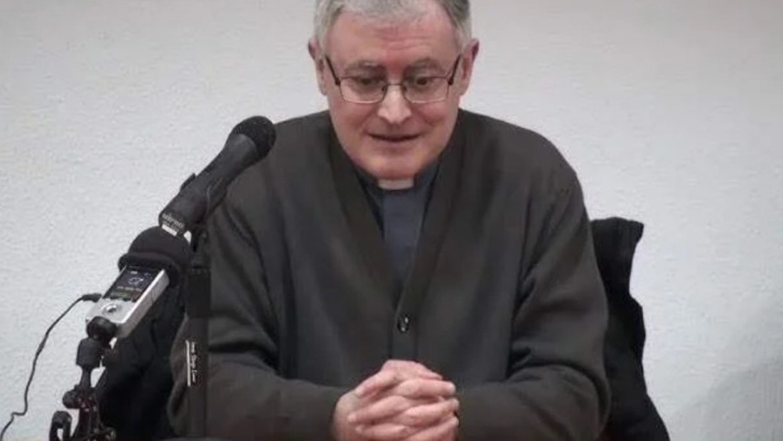 El papa León XIV echó a un cura por decir que Francisco era un "falso papa"