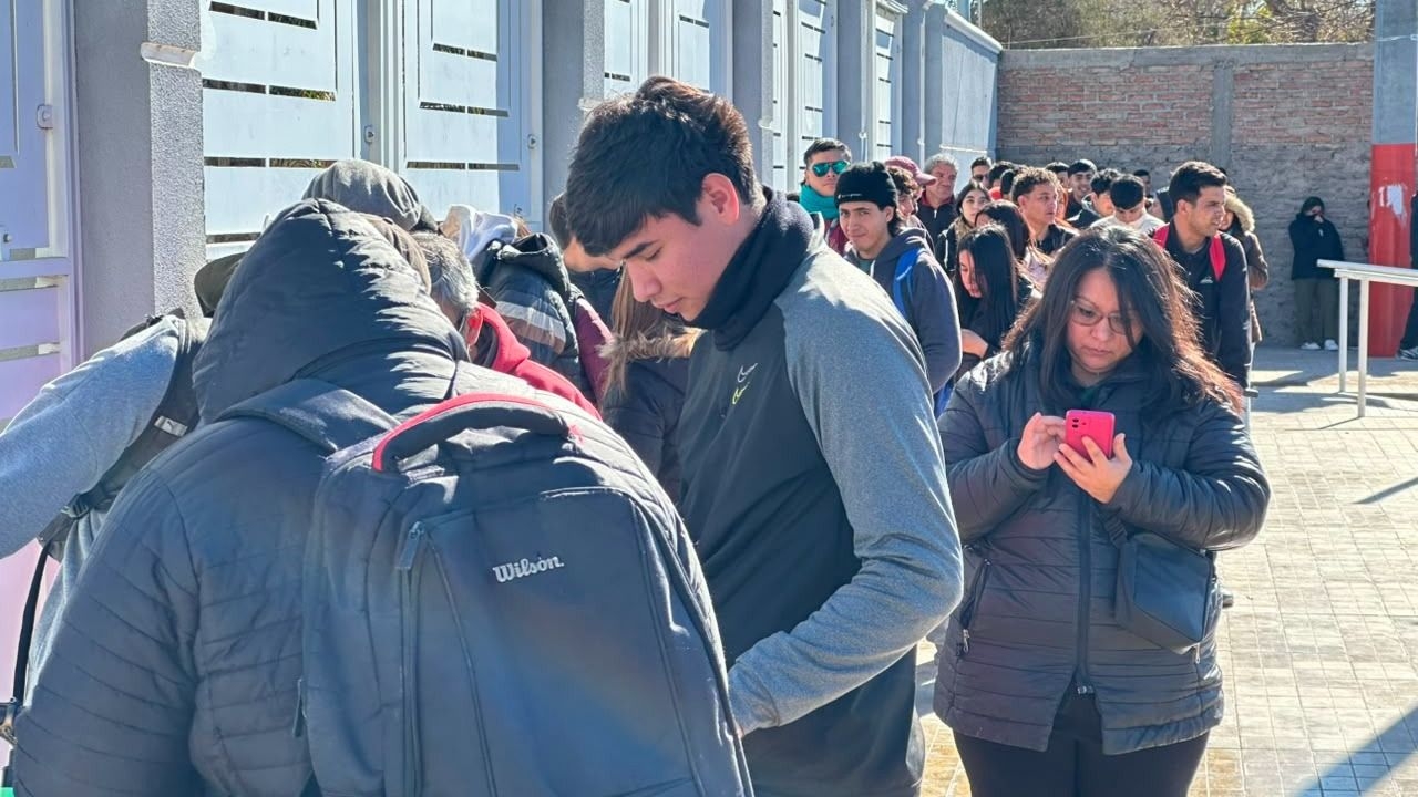Una oferta de trabajo reunió a más de 100 personas en pocas horas