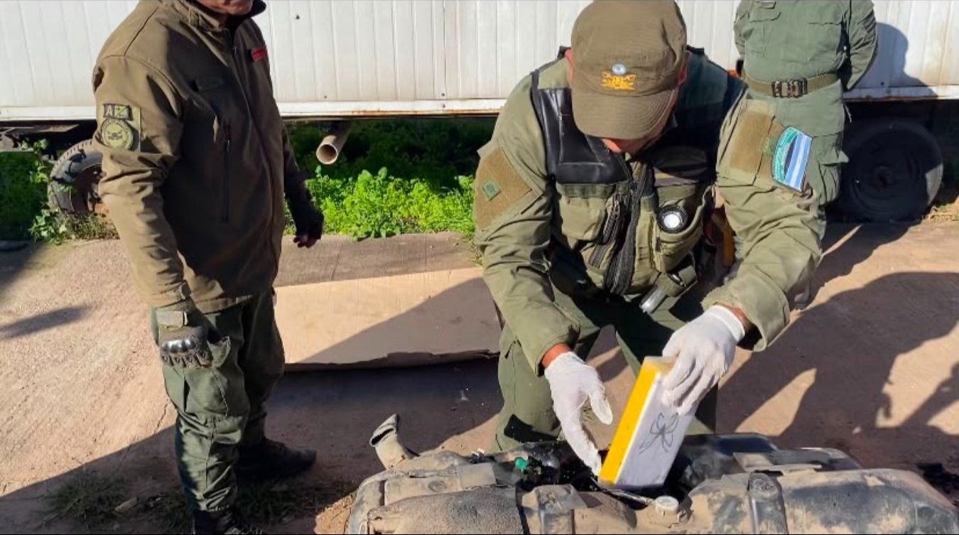 Secuestro de 27 kilos de cocaína ocultos en el tanque de combustible de un auto
