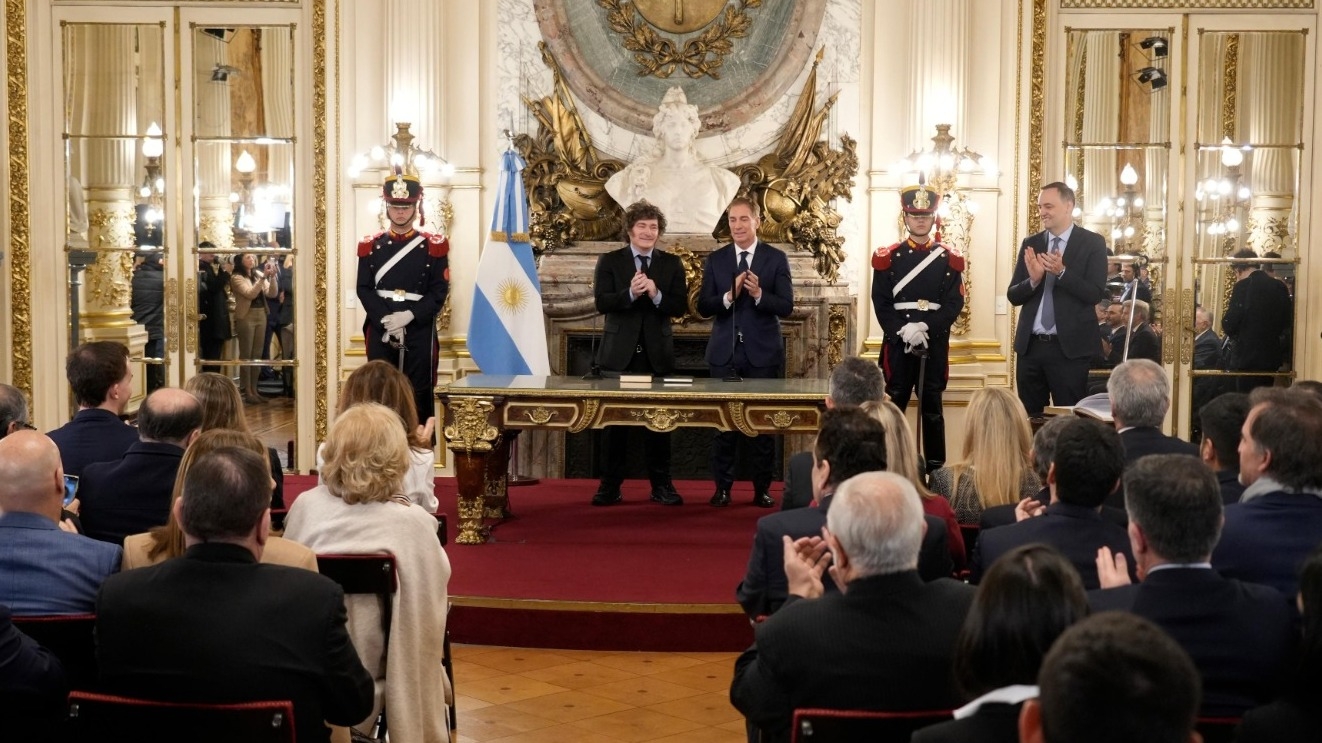 Santilli juró como jefe de Gabinete con fuerte respaldo federal
