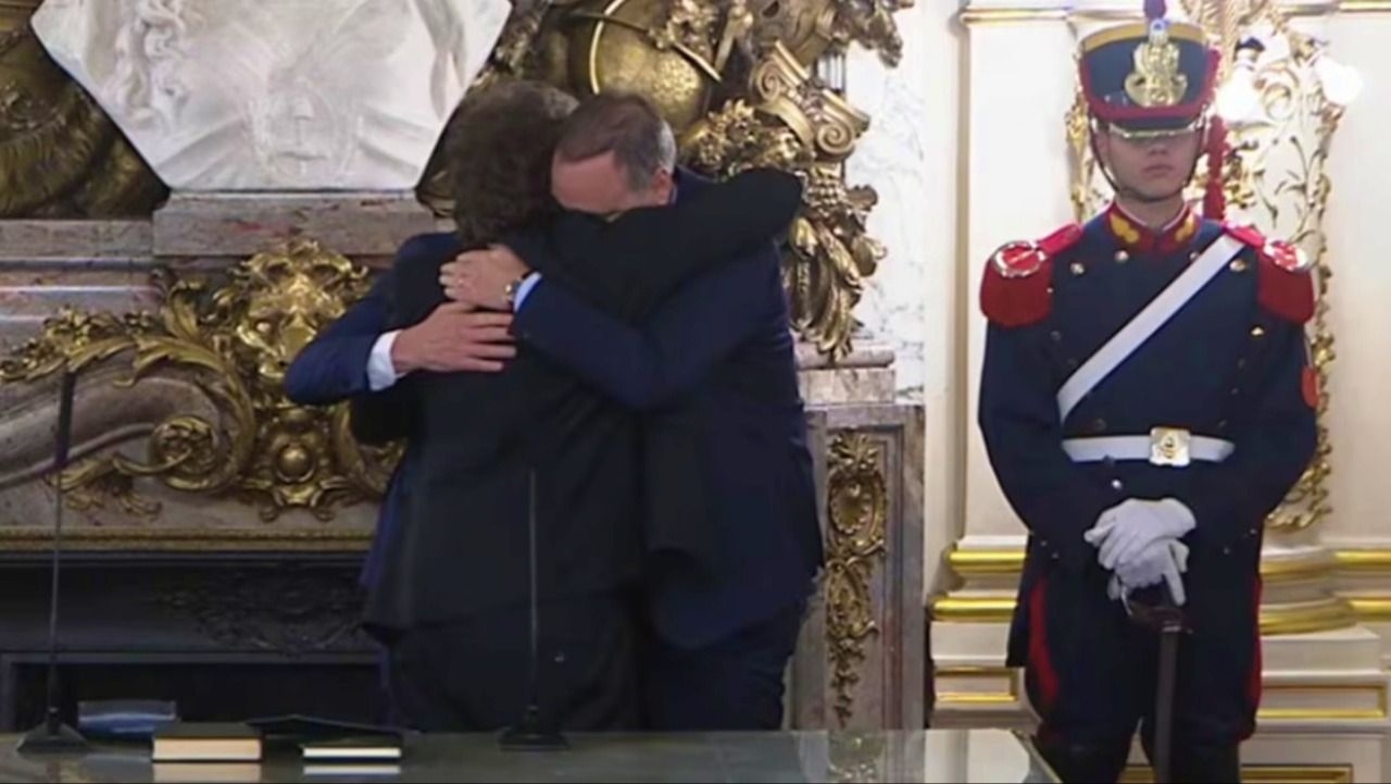 El momento del abrazo entre Milei y Adorni que marcó el cambio de Gabinete con Santilli