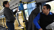 Cómo denunciar a los colectiveros que no cobran el boleto escolar 