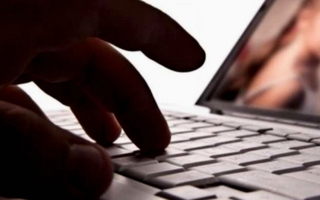 Investigan a un sanjuanino que filmó a sus hijos para vender videos sexuales a varios países del mundo