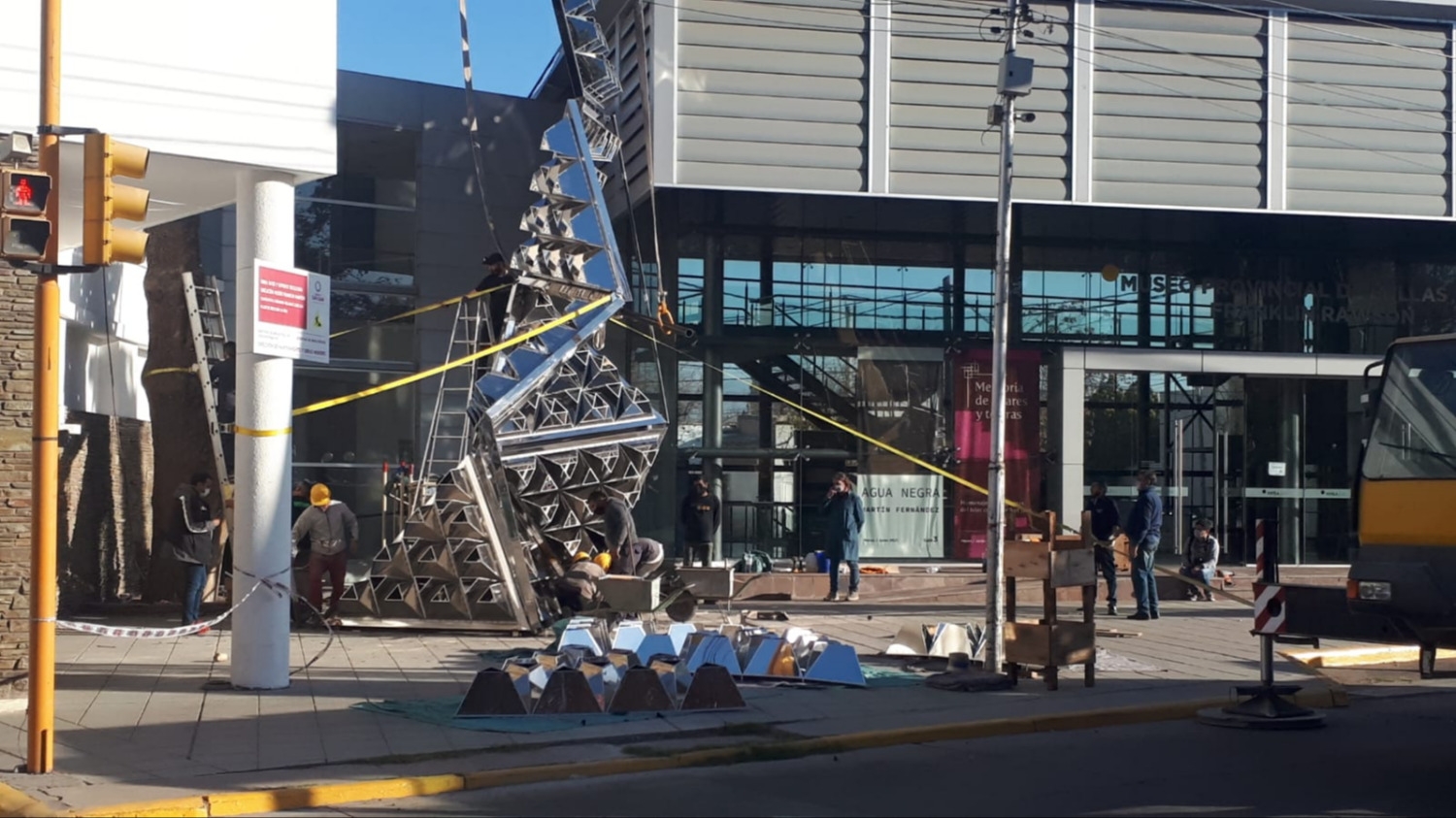 Caleidoscopio, la imponente escultura que comenzó a instalarse en el Museo Franklin Rawson