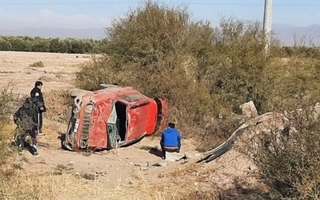 Una camioneta volcó y quedó destrozada en Ruta 40