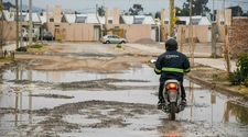 Enojo en el Barrio Sierras de Marquesado: inundados por una cañería rota