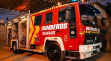 Incendio en Chimbas: el fuego consumió dos autos y un depósito