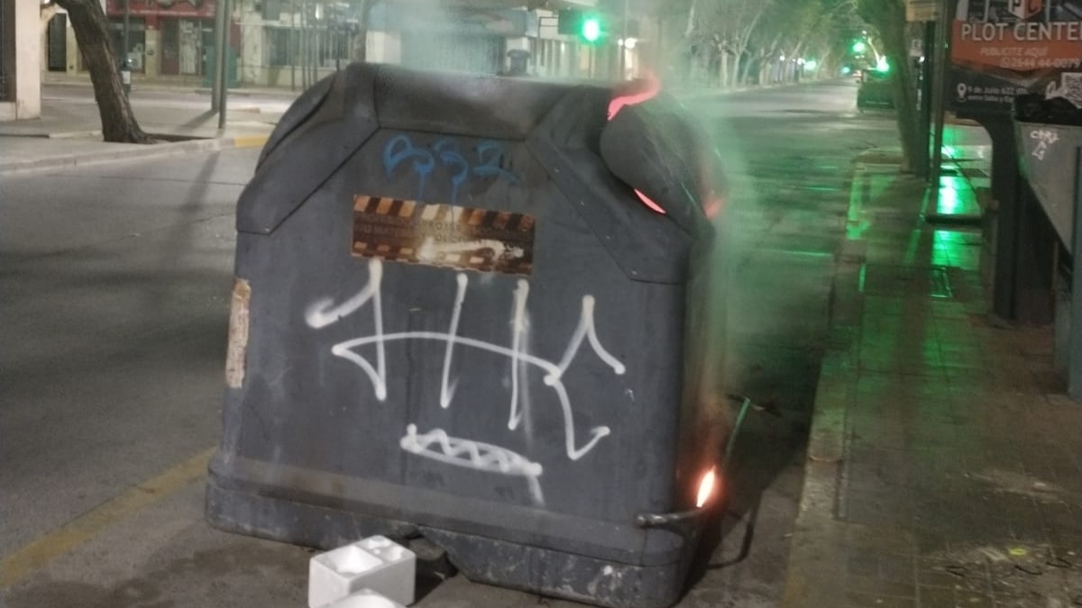 Vandalismo en Capital: prendieron fuego un contenedor de residuos