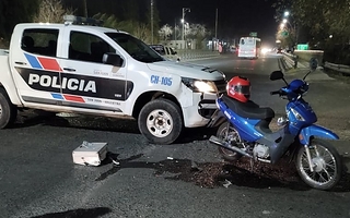 Video: una camioneta de la Policía atropelló a un motociclista en Capital
