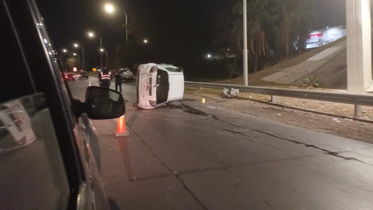 Impactante choque y vuelco de un auto en Avenida Circunvalación