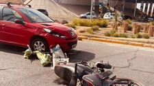 Por imprudencia propia, un motociclista fue embestido por un auto en Capital