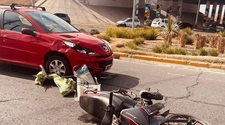 Por imprudencia propia, un motociclista fue embestido por un auto en Capital