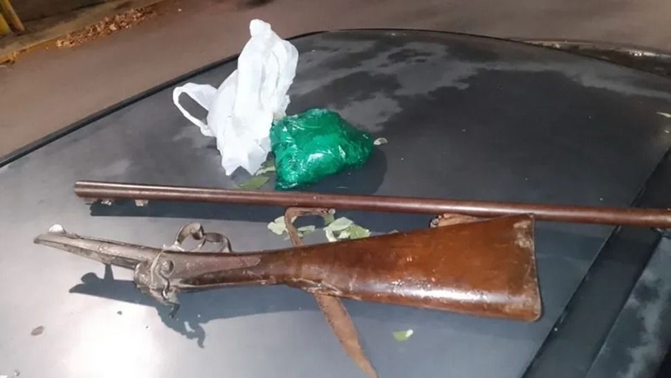 Un hombre fue detenido por amenazar con una escopeta a una pareja