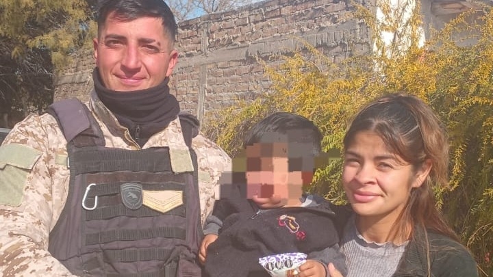 Policías salvaron a un bebé de un año que se estaba asfixiando en Albardón