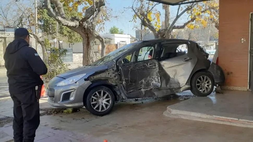 Violento choque en pleno centro de San Juan dejó a un joven herido