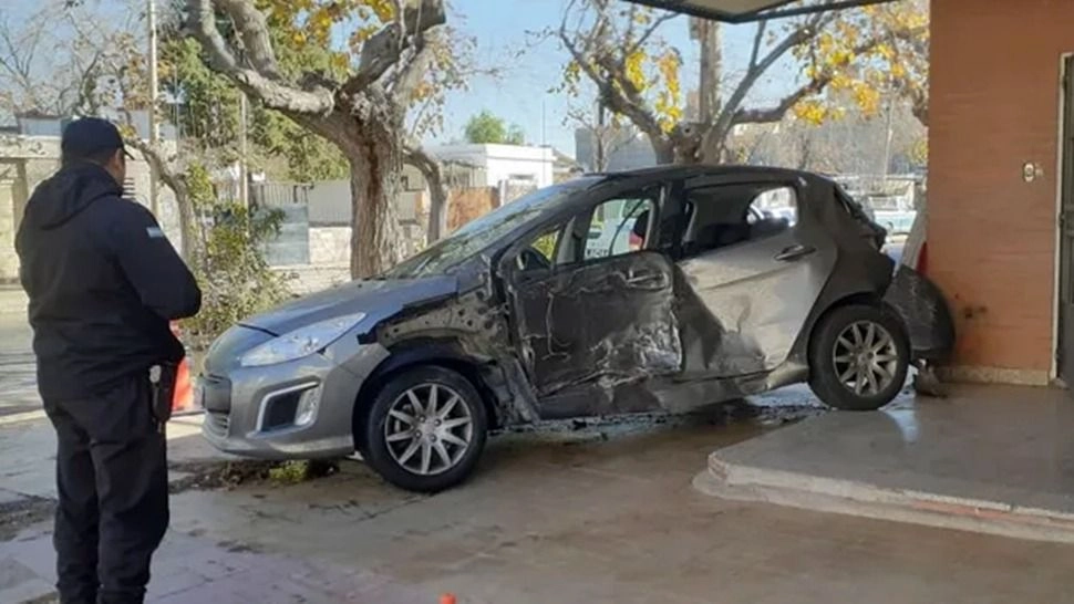 Violento choque en pleno centro de San Juan dejó a un joven herido