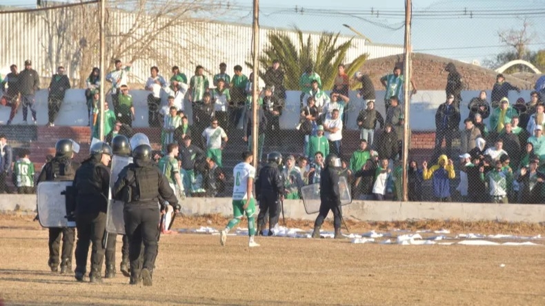 Trinidad venció a Desamparados 4-2 en un partido tenso con suspensión y gases