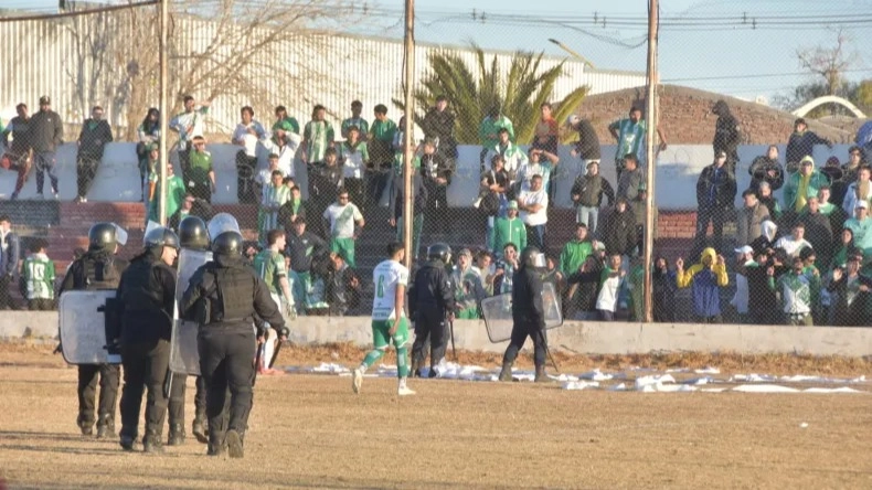 Trinidad venció a Desamparados 4-2 en un partido tenso con suspensión y gases