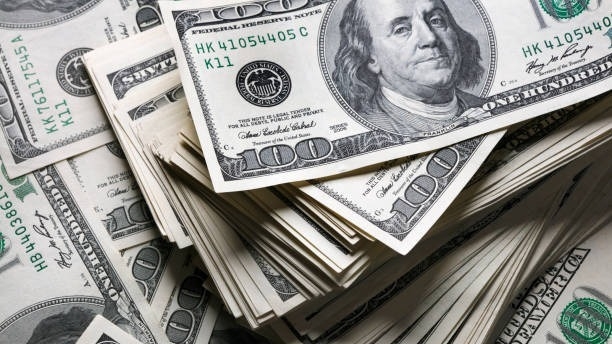El dólar oficial extiende la suba y roza los $1.300