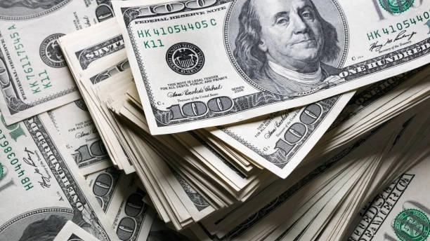 El dólar oficial extiende la suba y roza los $1.300