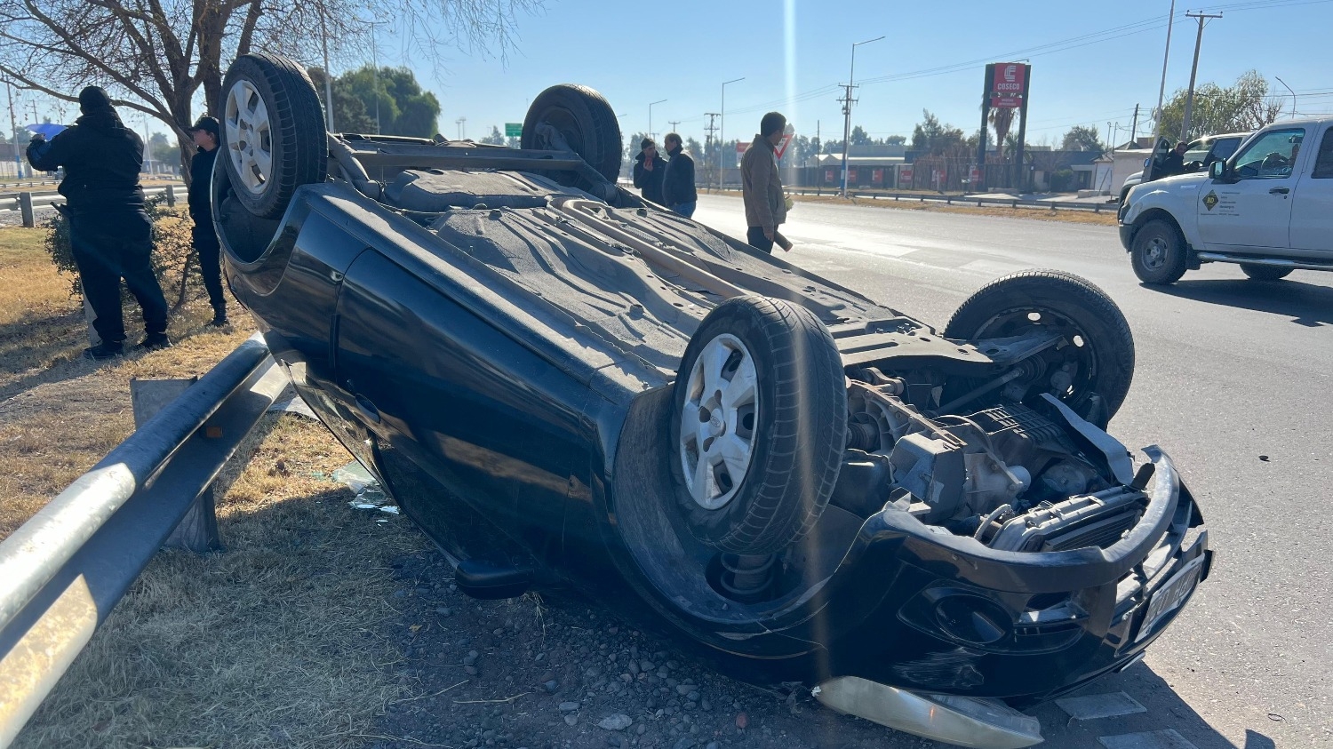 Un auto volcó en la Ruta 40 y se fue contra el guardrail